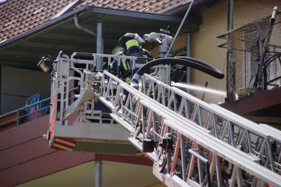 Stuttgart-Feuerbach: Brand in Mehrfamilienhaus loest Grossalarm der Feuerwehr aus